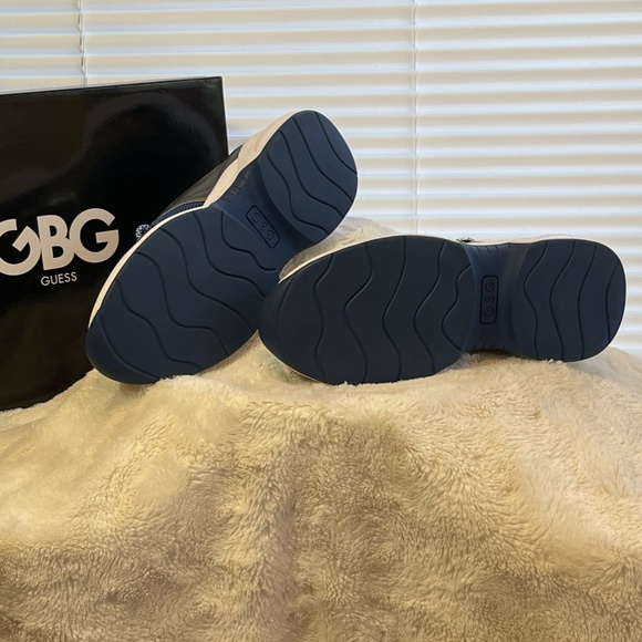 Beautiful Designer GBG Los Angeles Athletic Shoe -Women - Picture 5 of 9